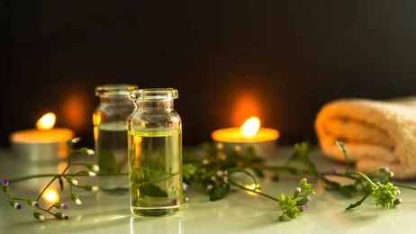 massage-essential-oil-candle-pebble-260nw-2018497229
